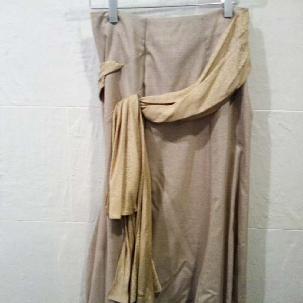 Chloe elegant skirt, with a silk belt.